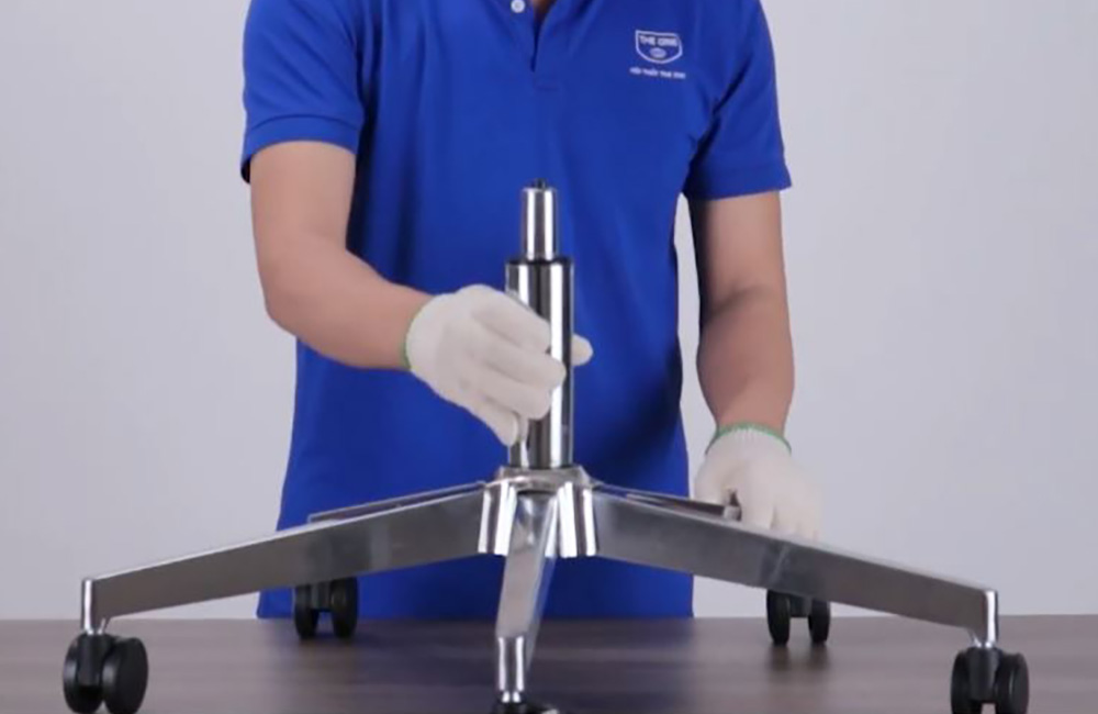 Đặt cần hơi (Piston) vào chân ghế công thái học