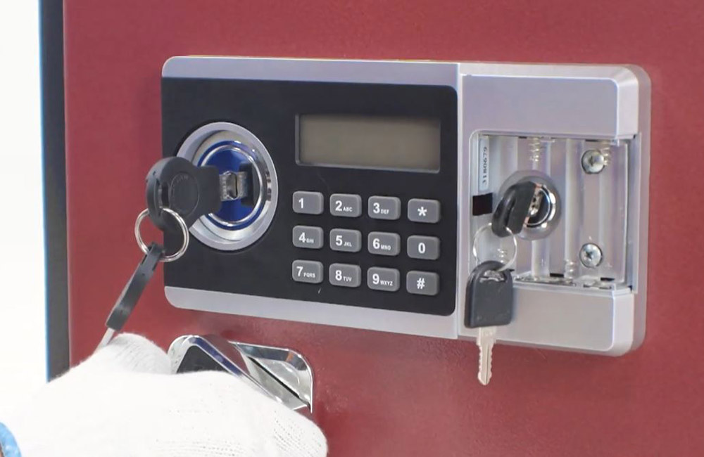 Mở khóa két sắt bằng khóa chìa