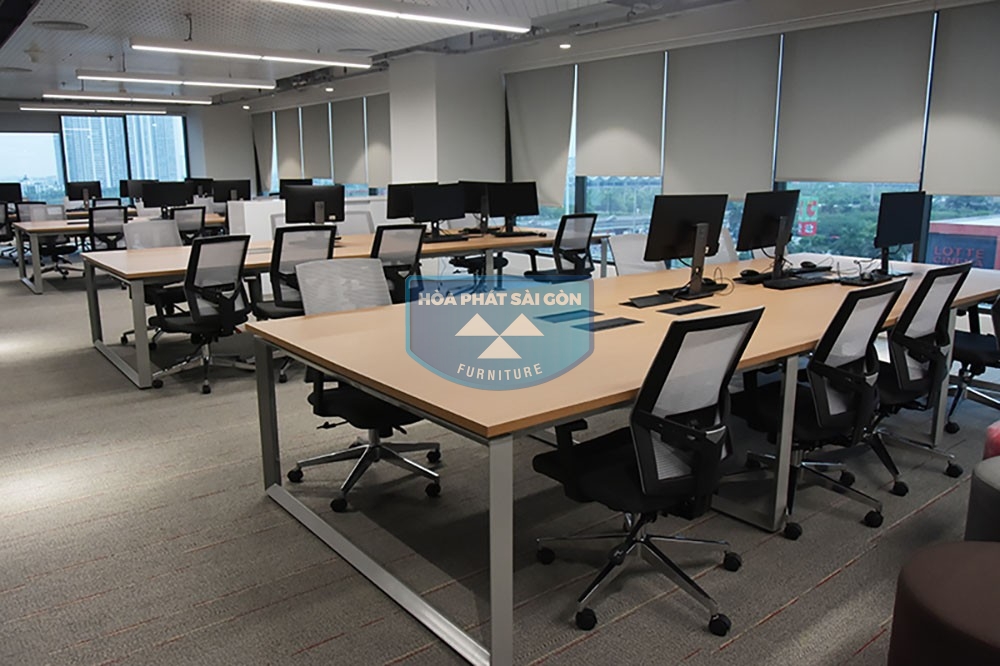 Không gian văn phòng mở với bàn làm việc dài